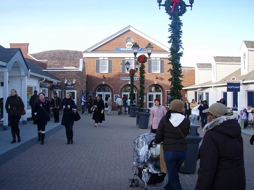 Woodbury Common Premium Outlets: an outlet for great bargains!