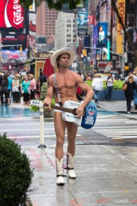 El vaquero desnudo de Times Square: ¡no olvides posar a su lado!