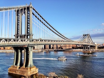 Manhattan Bridge: cross this bridge over the East River to enjoy a beautiful view of New York!
