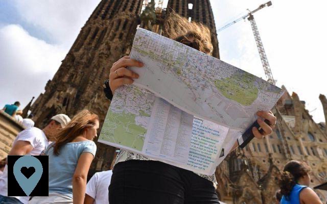Three essential maps of Barcelona: attractions, districts, metro